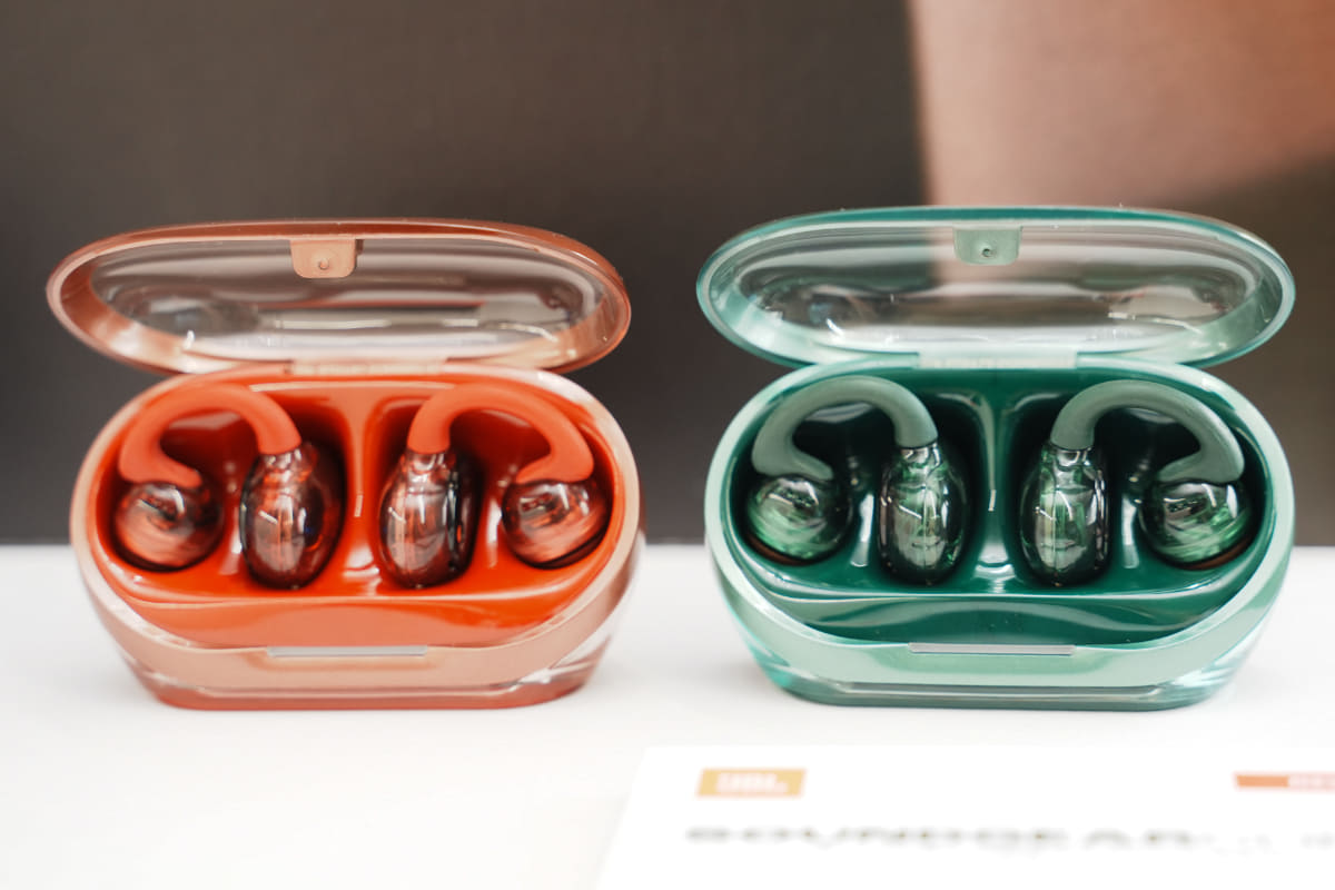 「JBL Soundgear Clips」の新色。左から「ルビーレッド」、「ジェイドグリーン」