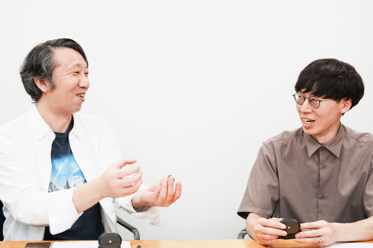 左から岩井喬氏、かじかじ氏