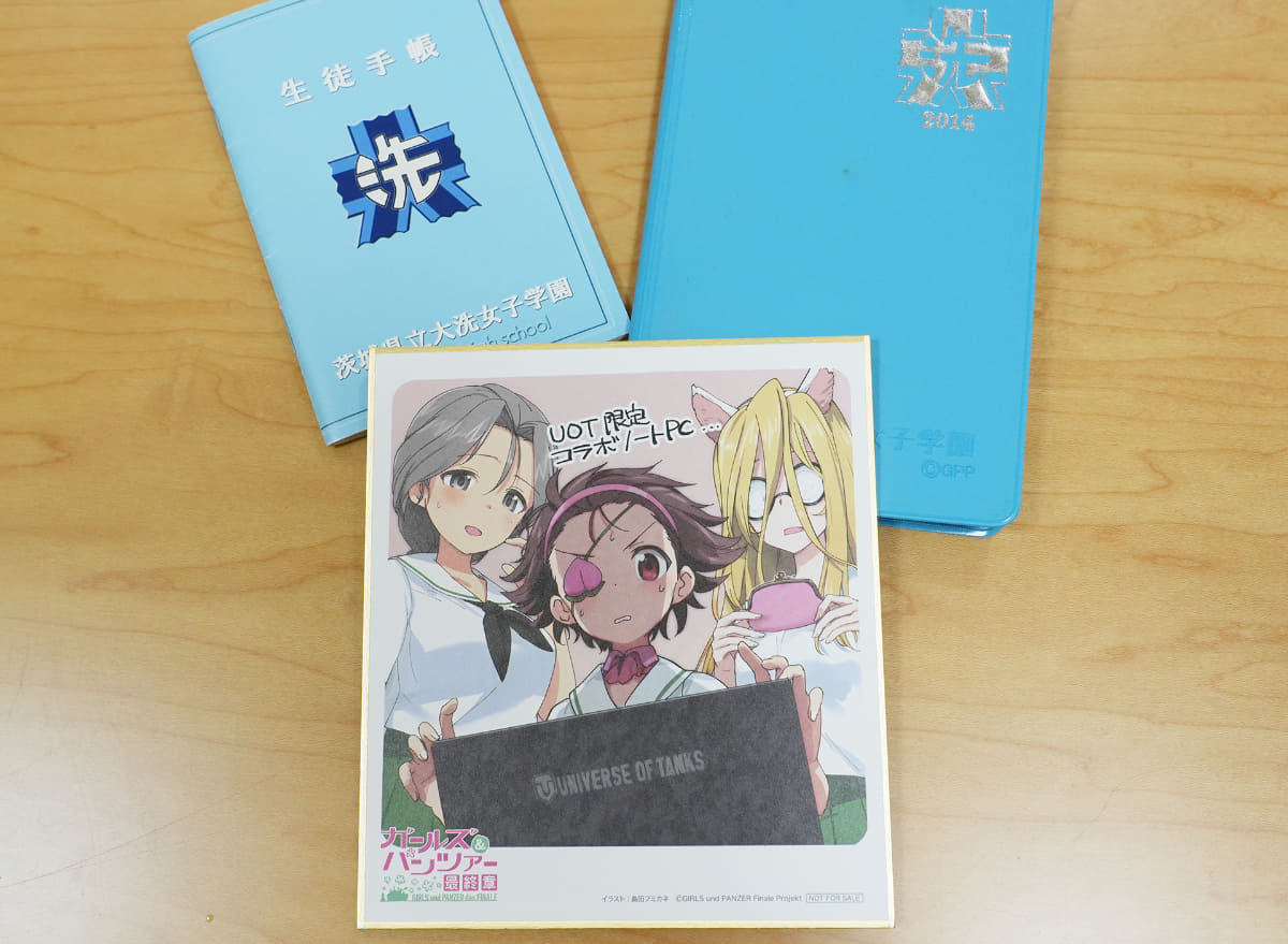 来場者特典のミニ色紙。知る人ぞ知る2012年あんこう祭で販売された生徒手帳と、2014年版の生徒手帳は宝物<Br><span class="fnt-70">(C)GIRLS und PANZER Finale Projekt</span>
