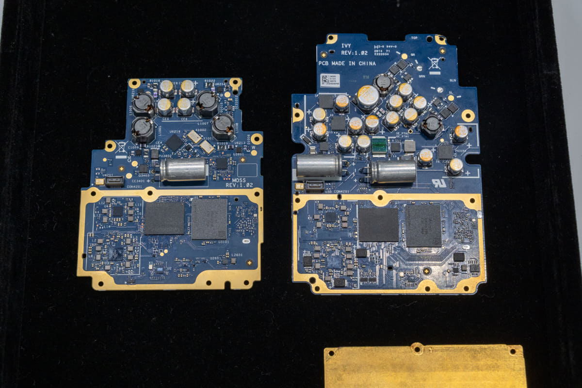 左がNW-ZX900、右がNW-WM1ZM3/AM3の基板。NW-WM1ZM3/AM3は大容量固体高分子コンデンサーが2基に