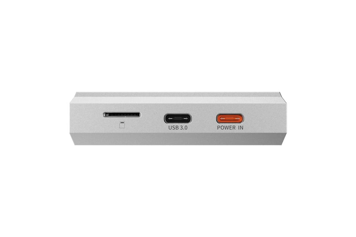 本体下部にmicroSDカードスロットと充電/データ転送に対応したUSB 3,0 USB-C、充電/独立給電に対応したUSB0-C POWER INを備える。画像はAKM DACの「M25」White。