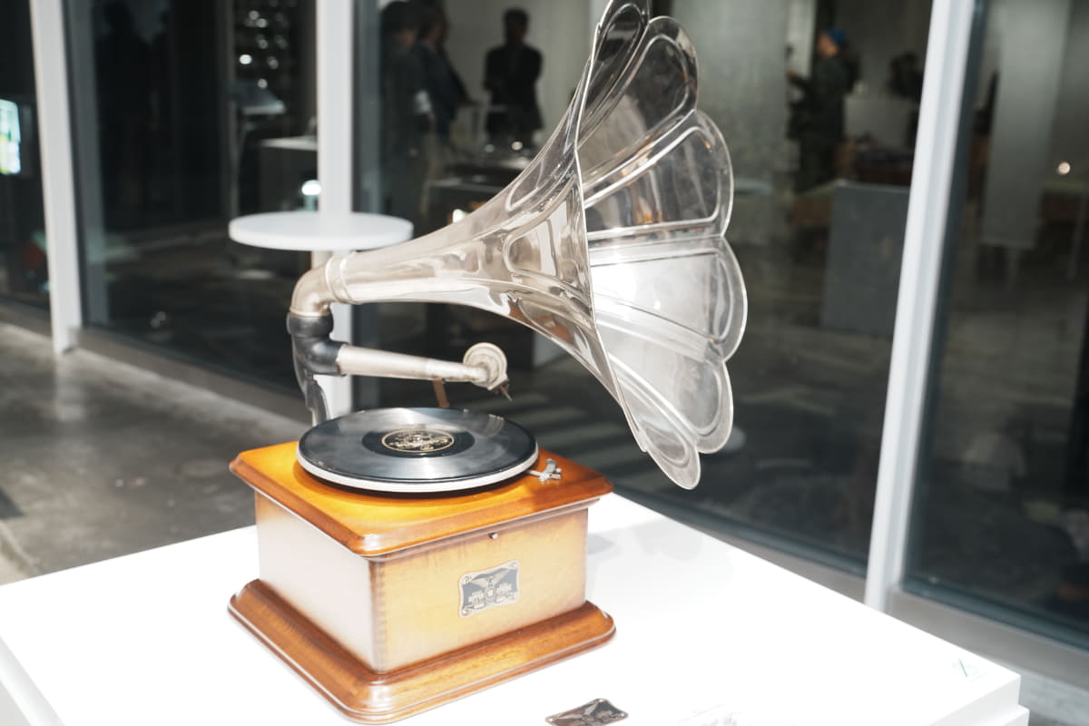 デノンの歴史は1910年に設立された、日本蓄音機商会まで遡れる。同社は日本初の国産蓄音機「ニッポノホン」を製造・販売。会場には、その第一号である「ニッポノホン35号」(日本蓄音機商会川崎工場製)も登場した