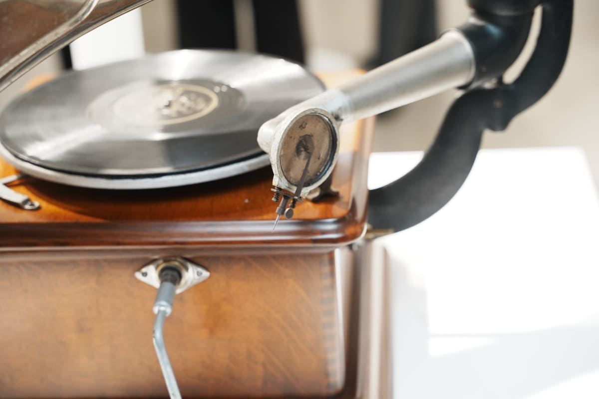 デノンの歴史は1910年に設立された、日本蓄音機商会まで遡れる。同社は日本初の国産蓄音機「ニッポノホン」を製造・販売。会場には、その第一号である「ニッポノホン35号」(日本蓄音機商会川崎工場製)も登場した