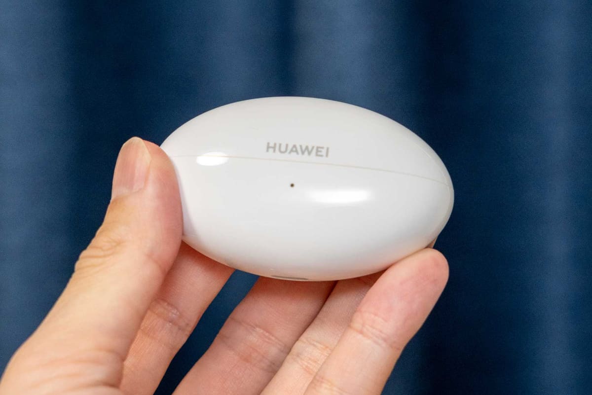 流線型ボディの充電ケースを採用する