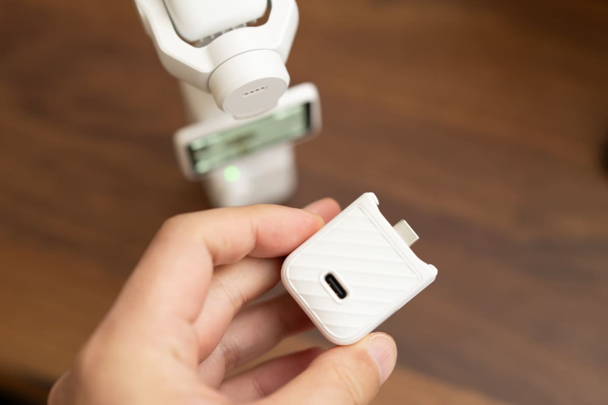 Osmo Pocket 4ハンドル(1/4インチねじ穴付き)もホワイトのものが付属