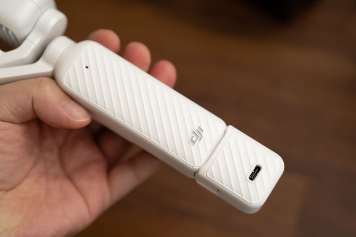 Osmo Pocket 4ハンドル(1/4インチねじ穴付き)もホワイトのものが付属