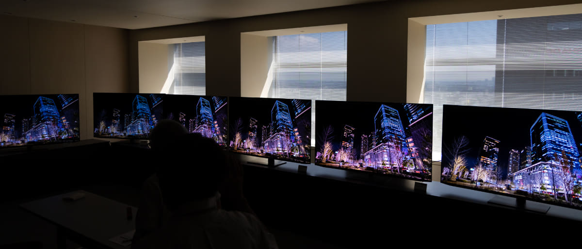シャープ幕張事業所では、2020年からの歴代の有機ELテレビをシュートアウトで比較視聴した