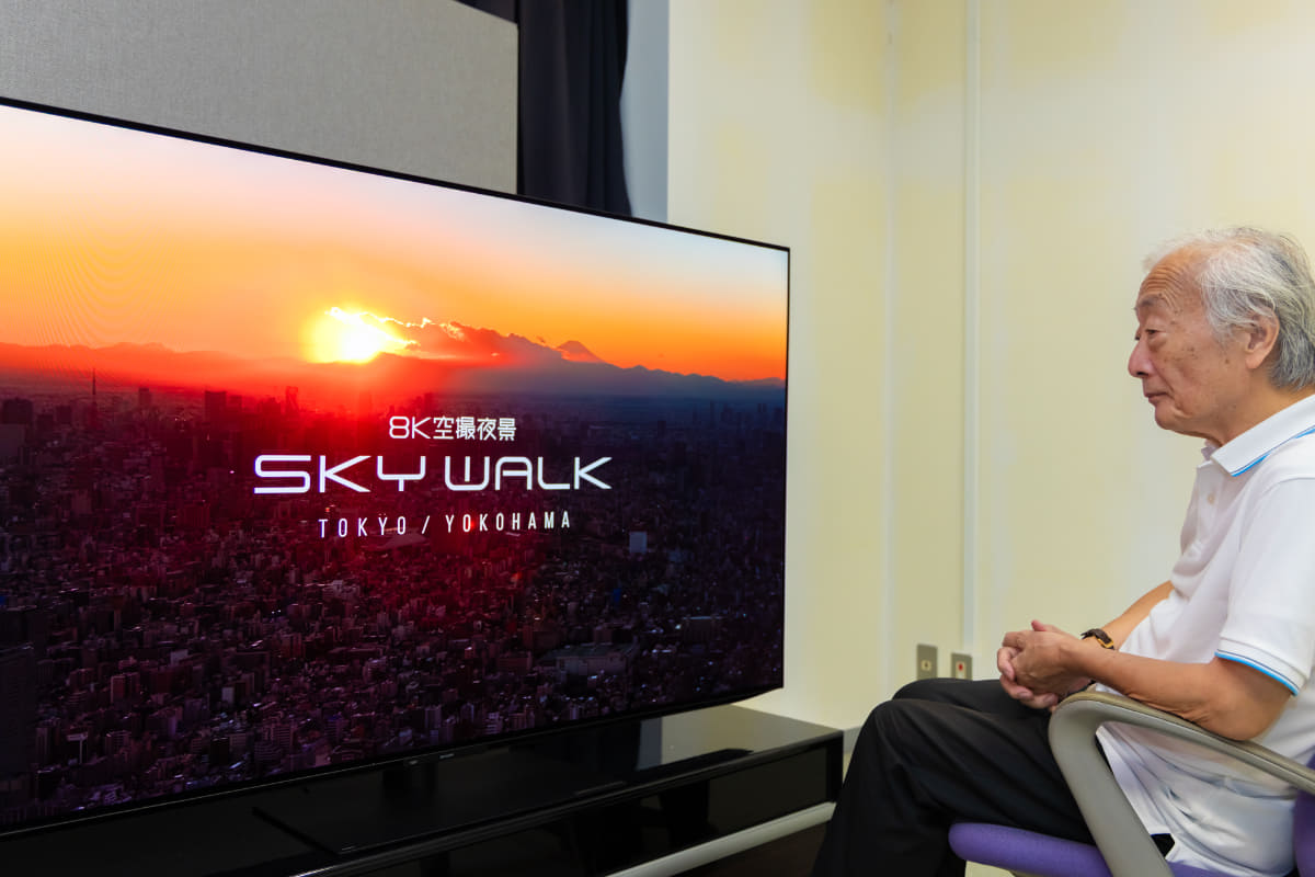 シャープの4K有機EL「S9A」を視聴する麻倉怜士氏