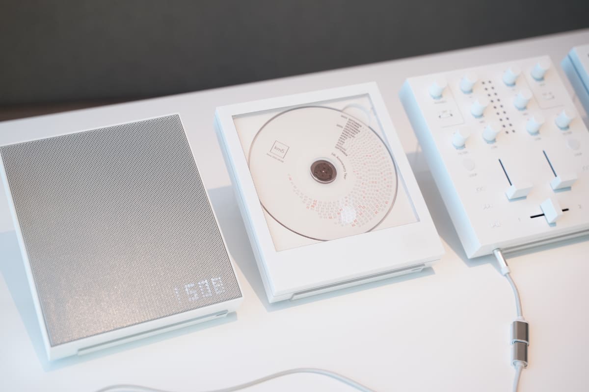 左から薄型Bluetoothスピーカー「Sp1」、既発売のCDプレーヤー「Cp1」、インスタントワイヤレスミキサー「Mp1」