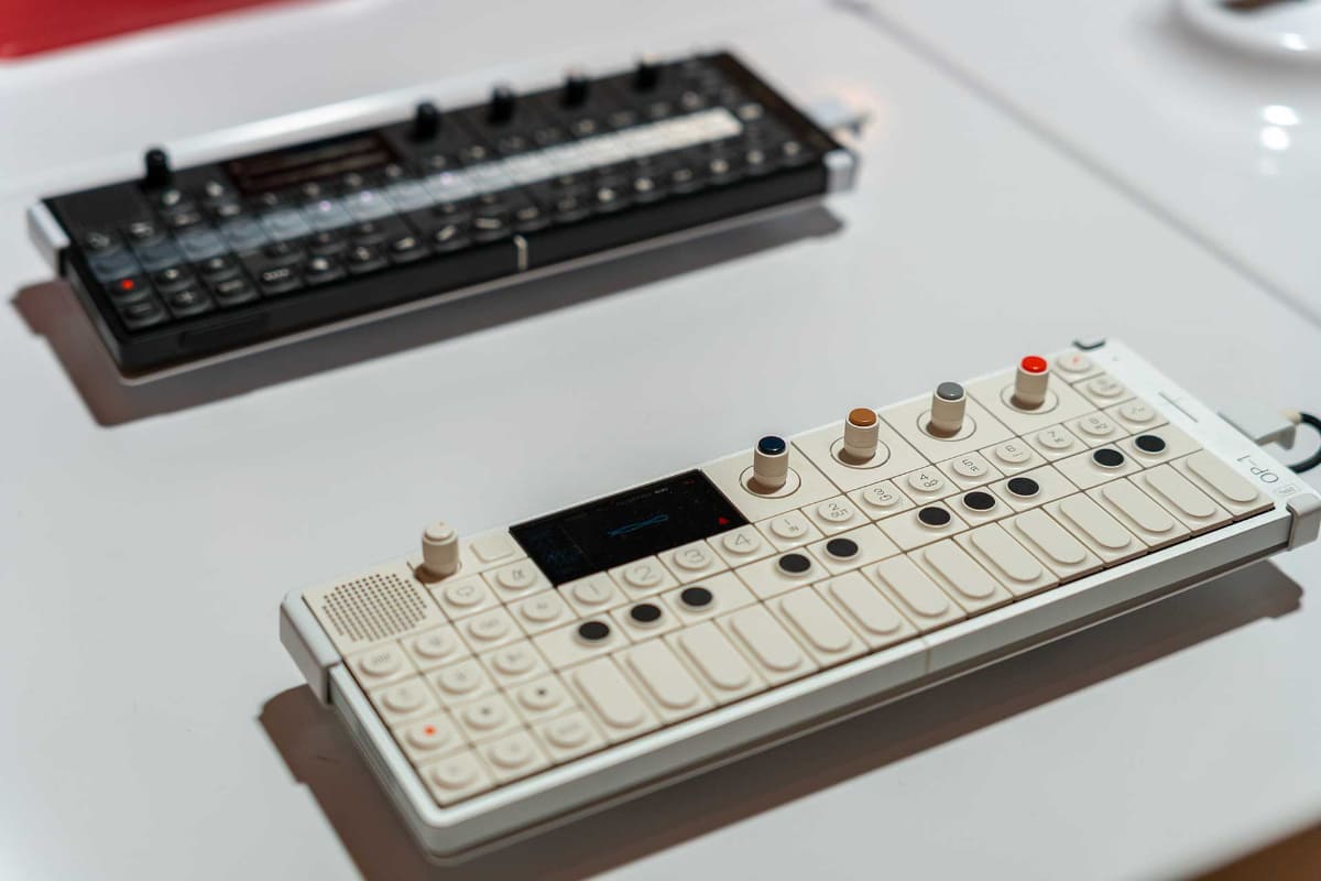 事前に行なわれた発表会にはポータブルシンセサイザー「OP-1」やミキサー「TX-6」、Bluetoothスピーカー「OB-4」などのteenage engineering製品が展示された