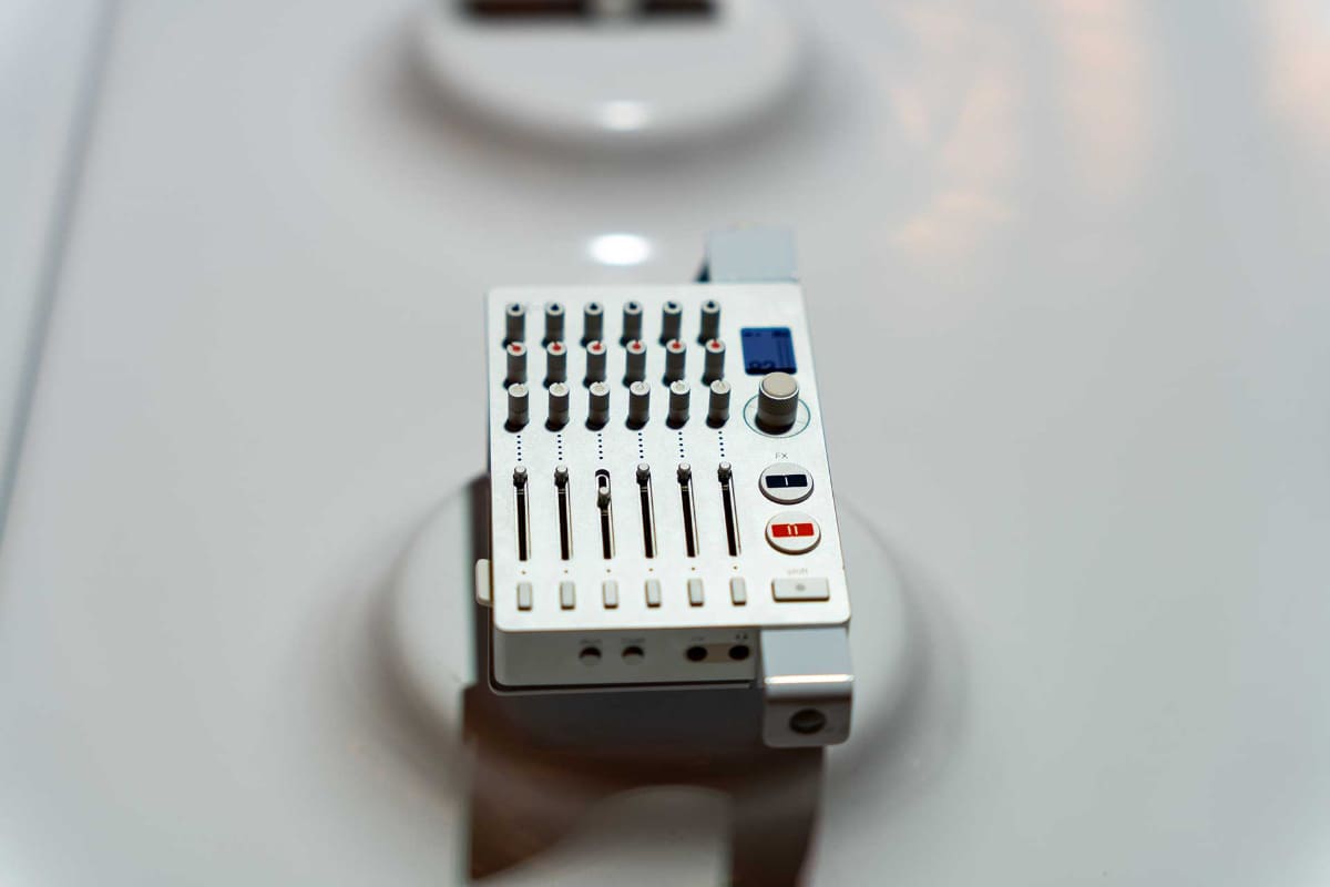 事前に行なわれた発表会にはポータブルシンセサイザー「OP-1」やミキサー「TX-6」、Bluetoothスピーカー「OB-4」などのteenage engineering製品が展示された