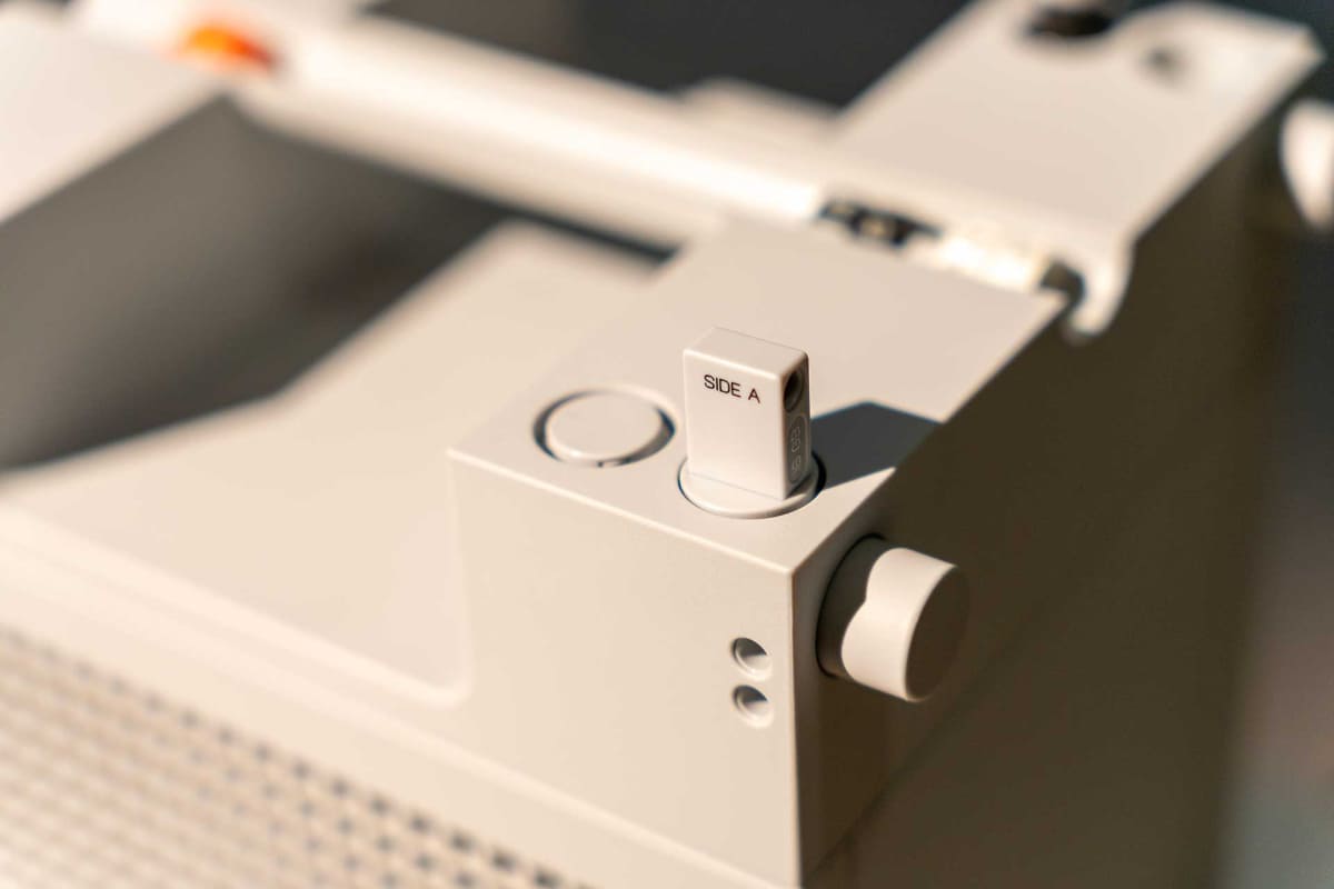 16GBのUSBストレージ「USB DRIVE」。本体に「Aサイド/Bサイド」の記載があり、カセットテープのように挿す向きによって再生できるファイルが変わるという