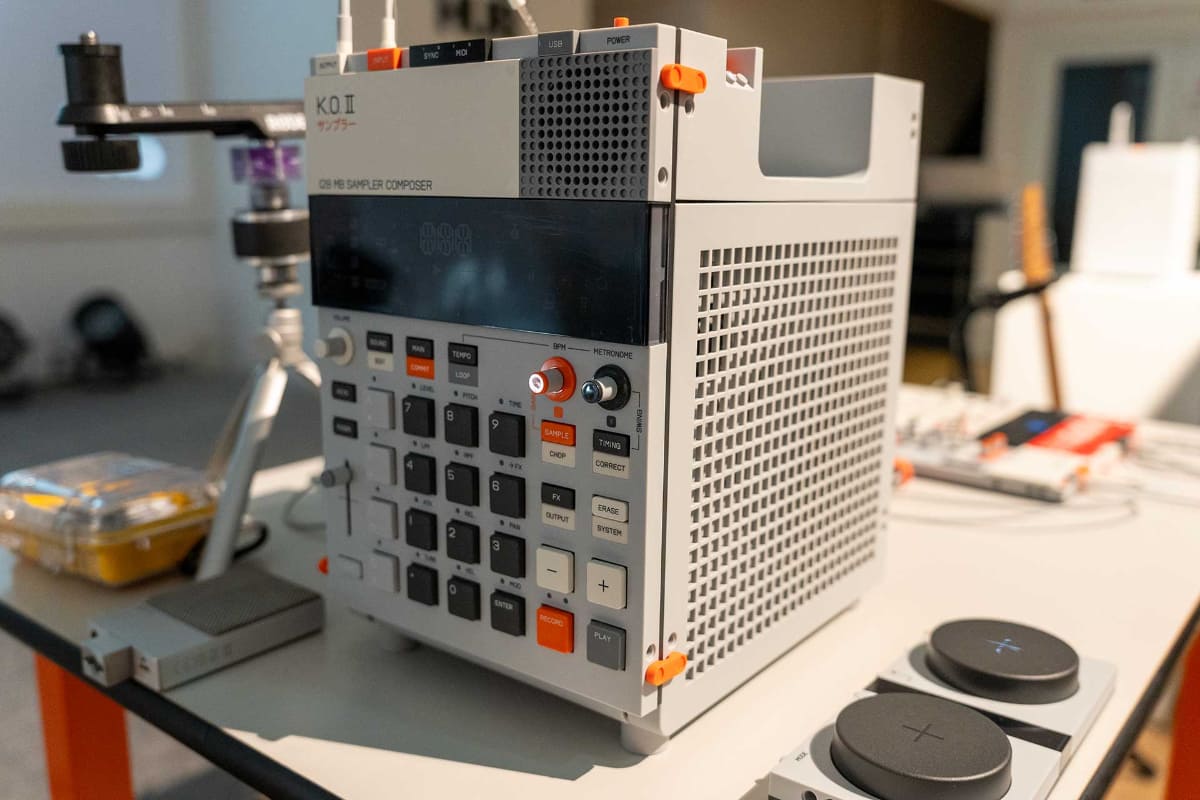 本体側面にサンプラー「EP-133 K.O. II」をドッキング可能