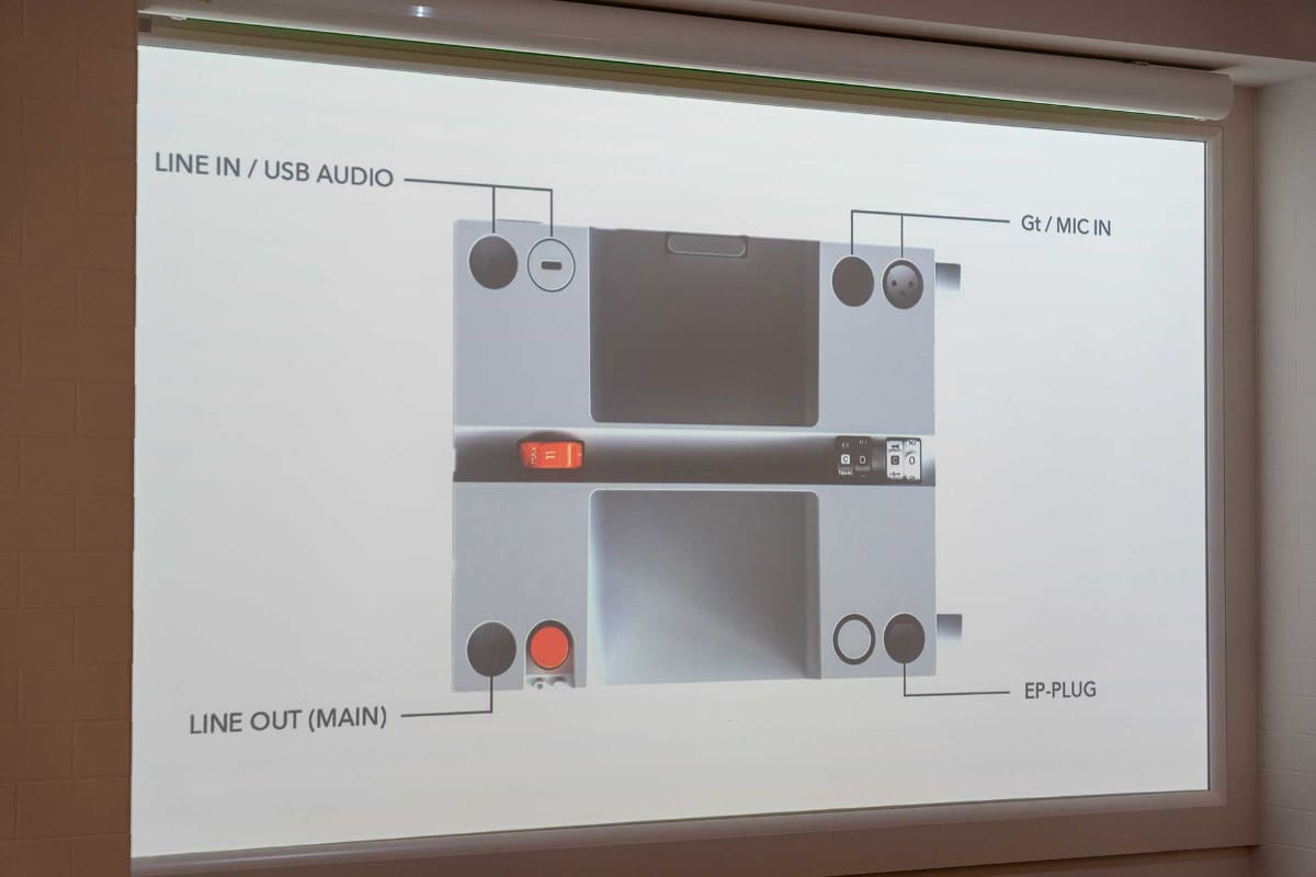 本体上部に各入出力やダイヤルを備える