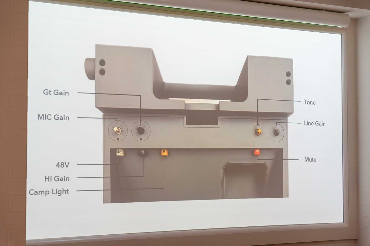 そのほか背面にはゲイン用つまみやファンタム電源用のスイッチ、キャンプライトボタンなどを備える