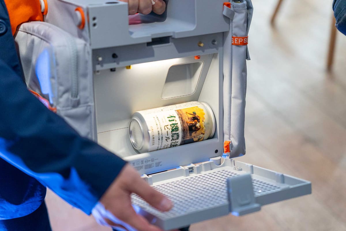 本体背面にリアストレージ。冷蔵/保温機能はないが缶飲料なども収納できる。画像は350ml缶を収納したところ