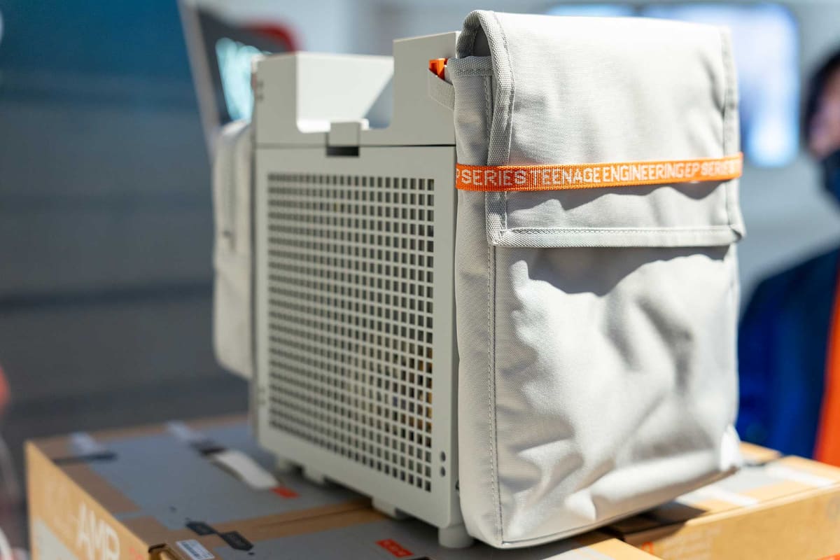 本体側面に取り付けられるポーチ類も発売する