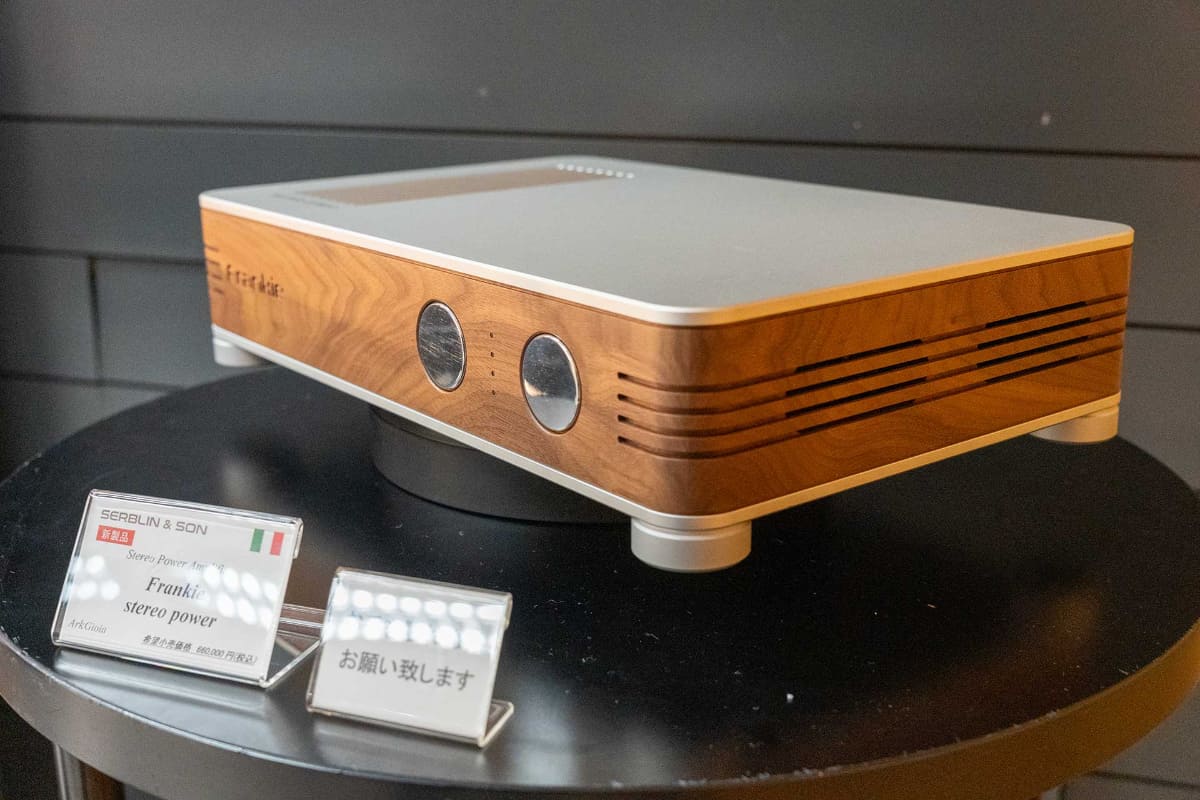 Serblin & Sonのステレオパワーアンプ「Frankie stereo power」。回転台に載せて展示されている