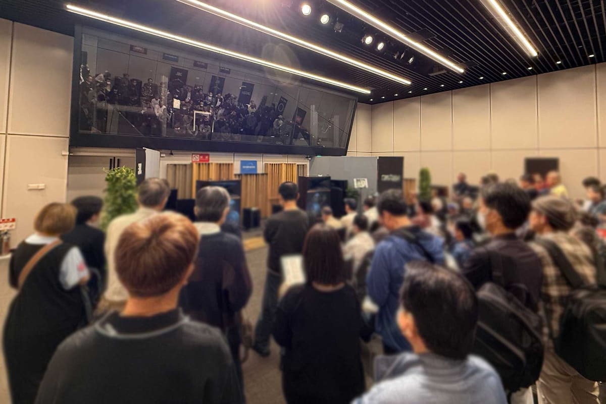 10時からのデモンストレーションには多くの来場者が集まった