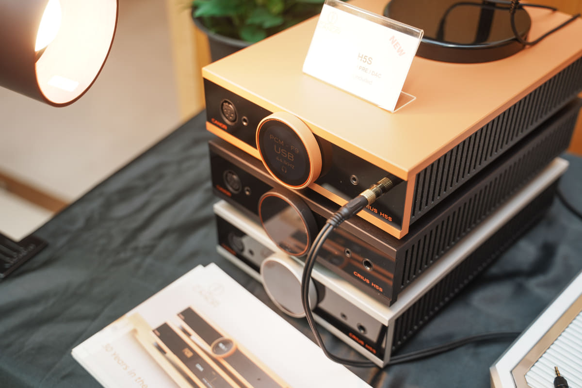 コンパクトなヘッドフォンアンプ「Canor Crius H5S」。DACやプリアンプ機能も備えている