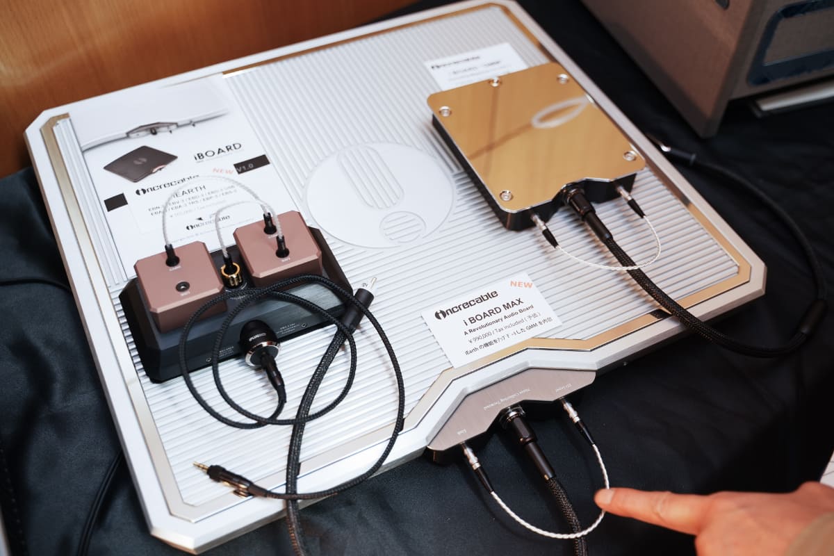 オーディオボード型の「iBoard MAX」。iEARTHの機能をアップデートしたGMM(Grounding Magazines)を、ボードに格納できる
