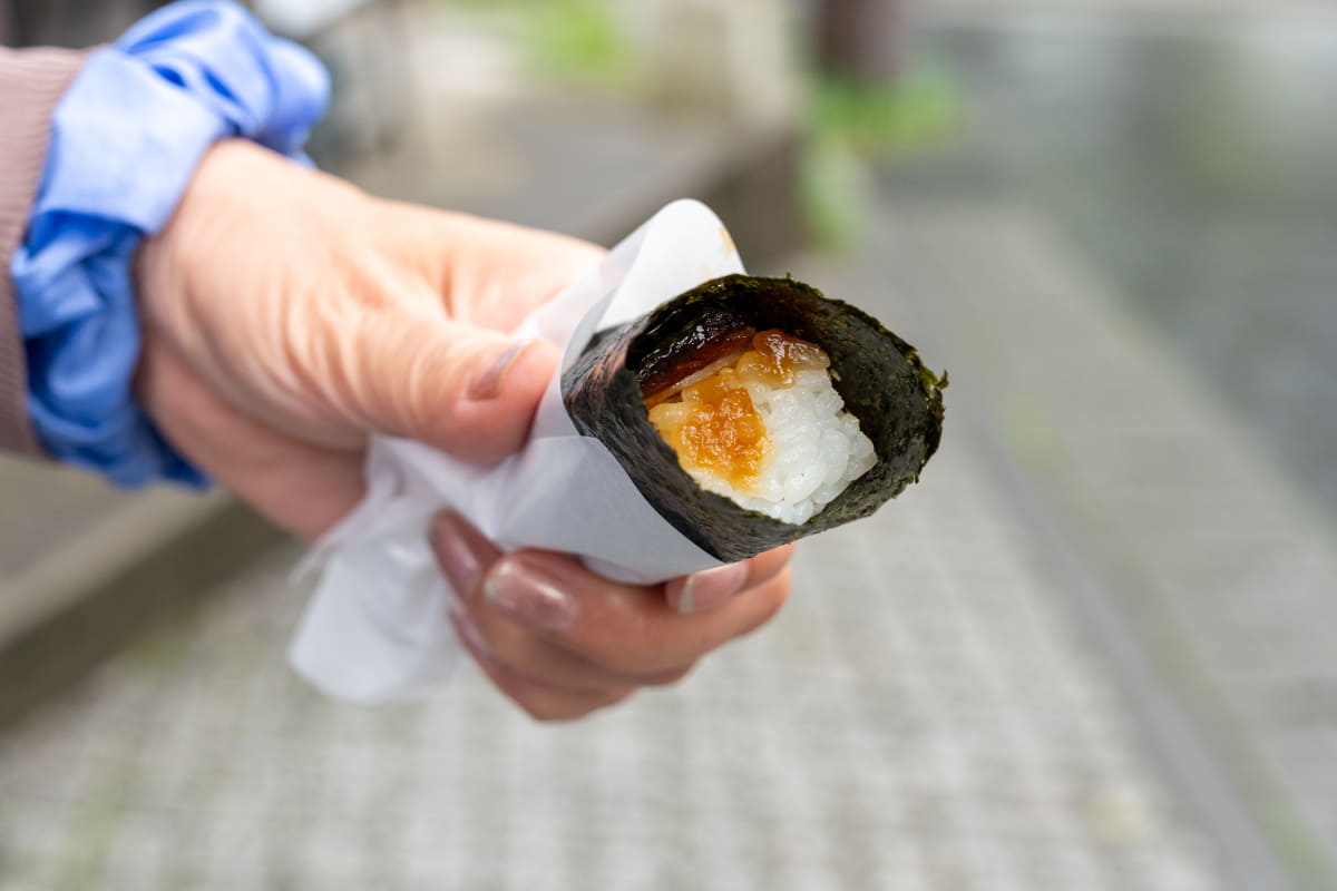 鯖寿司を食べ歩きたらしめる海苔巻きもある。こちらもしめ鯖、焼き鯖が選べる。写真は焼き鯖