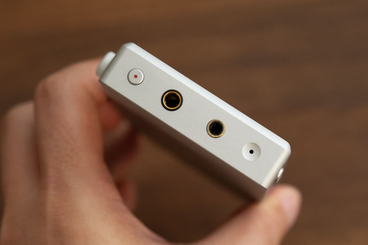 電源ボタンと、3.5mmアンバランス出力、4.4mmバランス出力。その隣にあるのがマイクだ