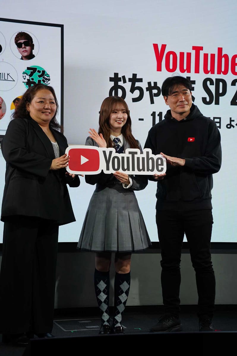 YouTube Japanの山川奈織美代表(左)とYouTube Japanパートナーシップチームの山本和仁氏(右)、ナビゲーターに就任した乃木坂46・菅原咲月(中央)