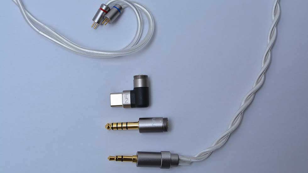 プラグ切り替え式で3.5mm、4.4mmバランス、DAC内蔵USB-Cプラグが付属