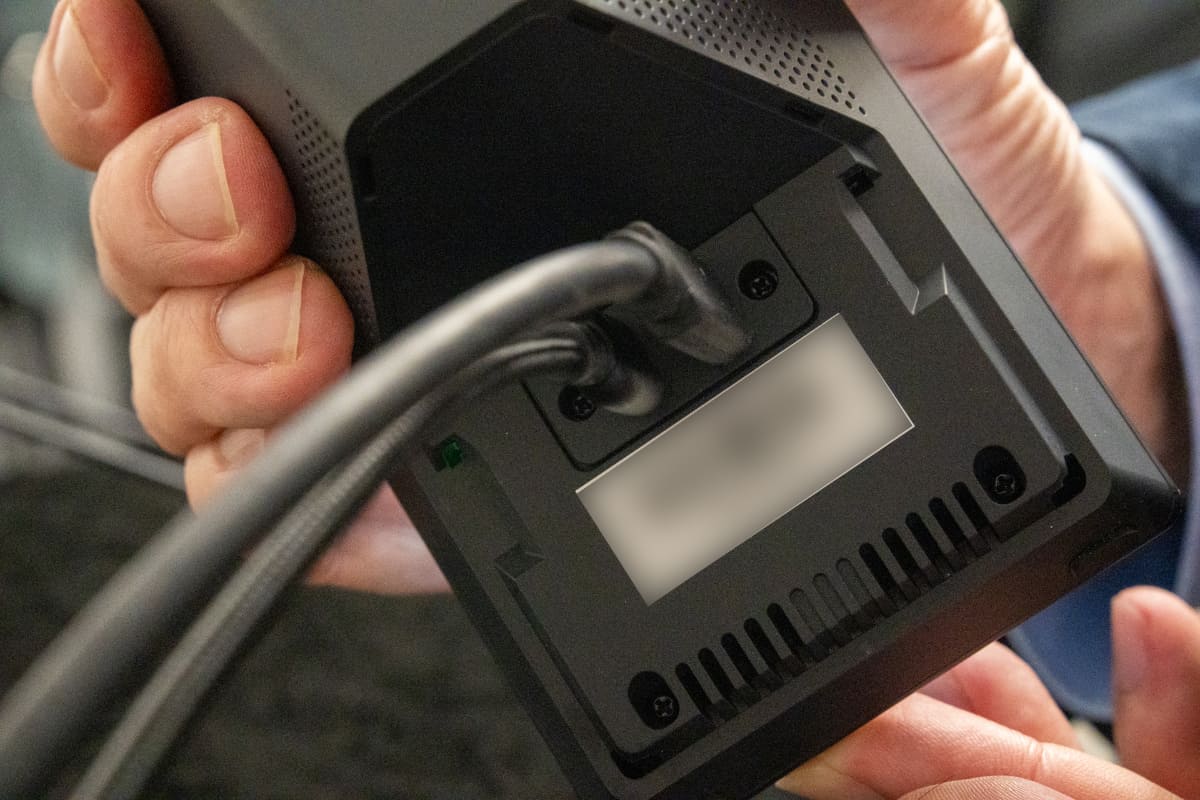 背面下部のカバーを外すとUSB端子が出てくる。左が給電用、右がデータ通信と給電の両用