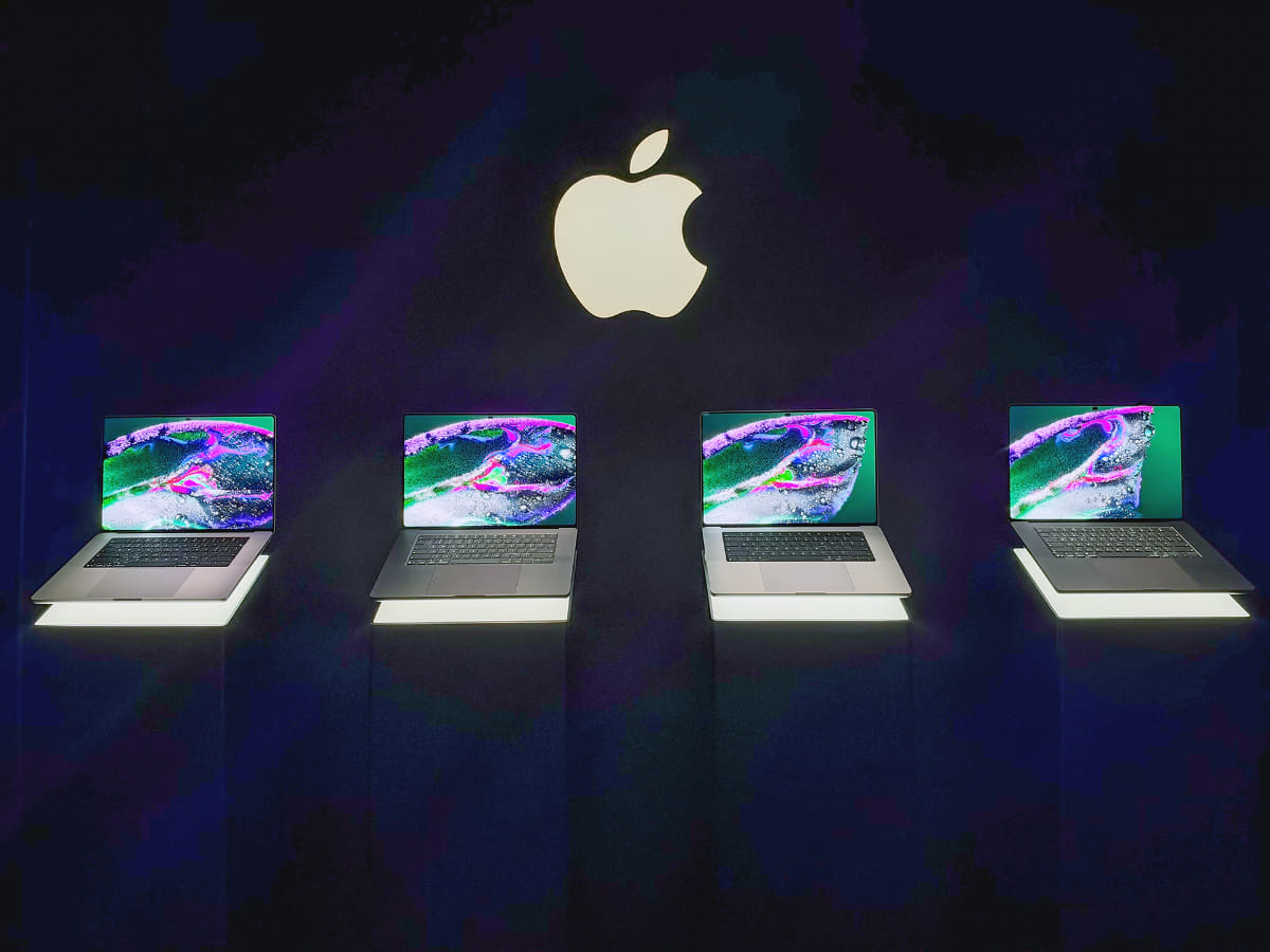 OLEDで画質向上した「新MacBook Pro」