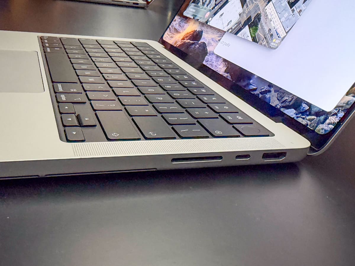 本体右面。HDMIとThunderbolt 5、SDXCカードインターフェースがある