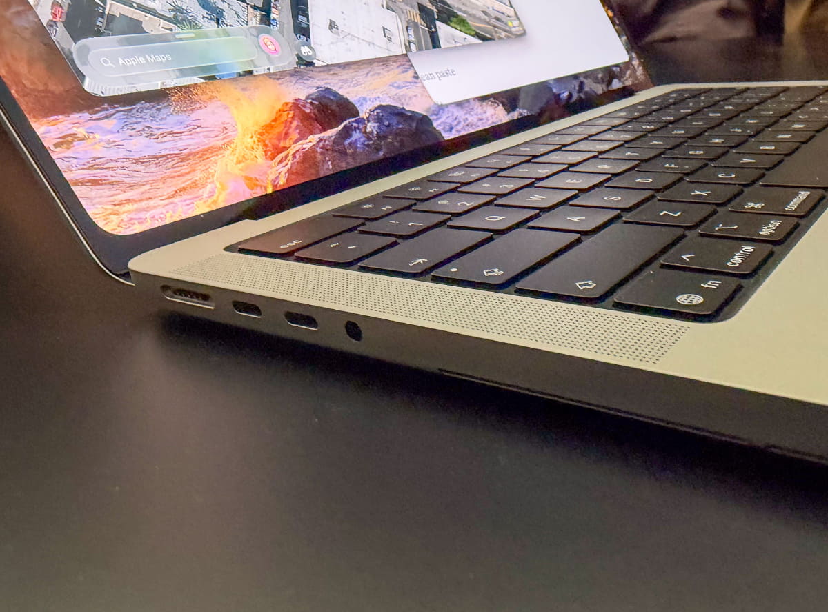 本体左面。MagSafe、Thunderbolt 5が2つ、ヘッドフォン端子がある