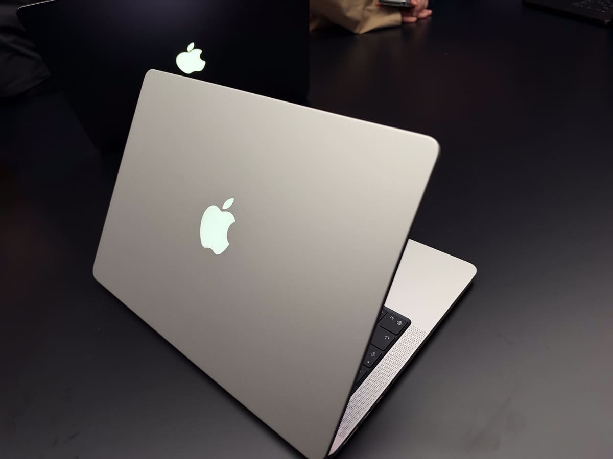 新設計のMacBook Proの背面にあるアップルロゴは光る