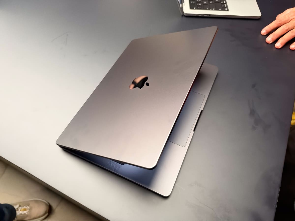 M6版MacBook Proのロゴは光沢仕上げ