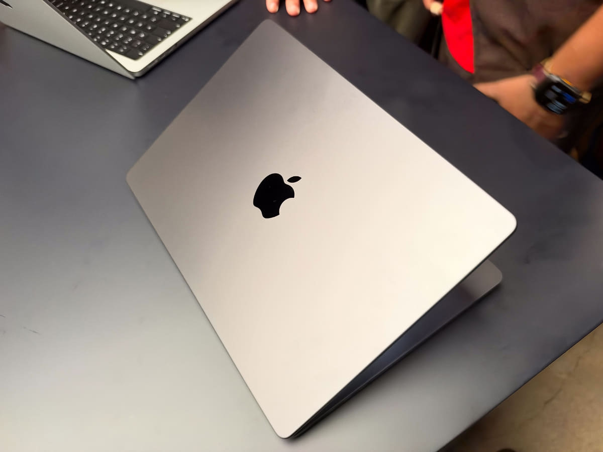 M6版MacBook Proのロゴは光沢仕上げ