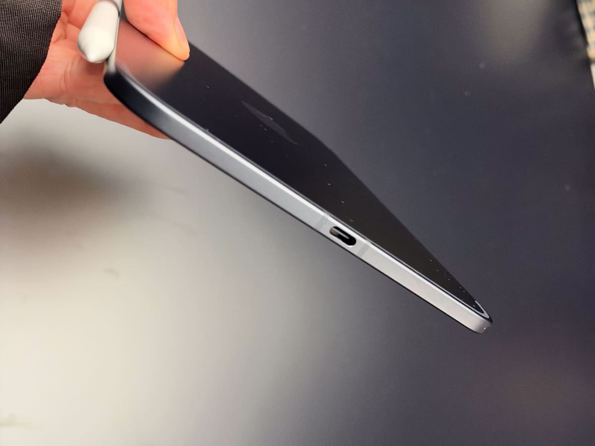 本体側面にスピーカー穴はなくなった。IP67等級の防塵・防水に対応
