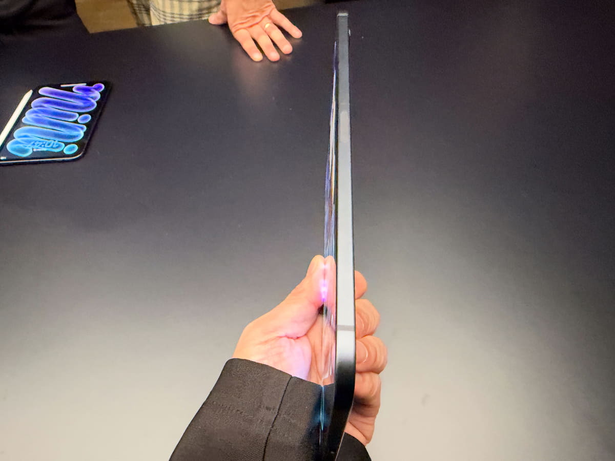 本体側面にスピーカー穴はなくなった。IP67等級の防塵・防水に対応