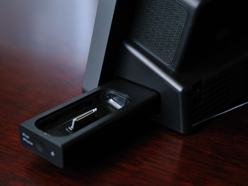 側面にスライド式のiPodドックを備えている