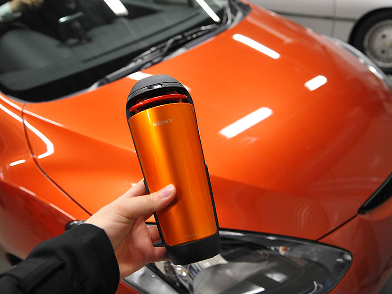 SOUND MUGのオレンジ(D)モデル。試聴車のマツダ・デミオと、ちょうどカラーが良く似ている