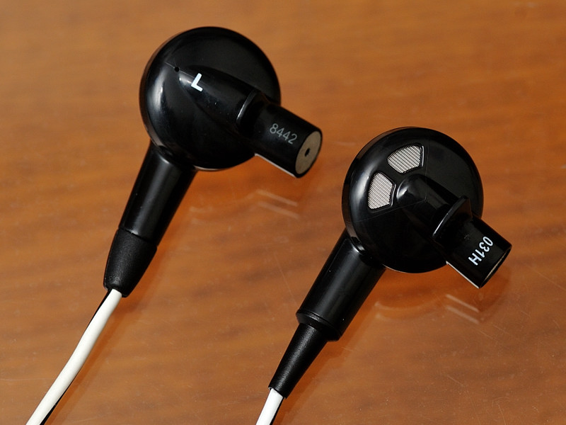 ハウジングの背面を比べたところ。左が従来モデル、右が新モデル。ポートが扇状の大きなものになっている