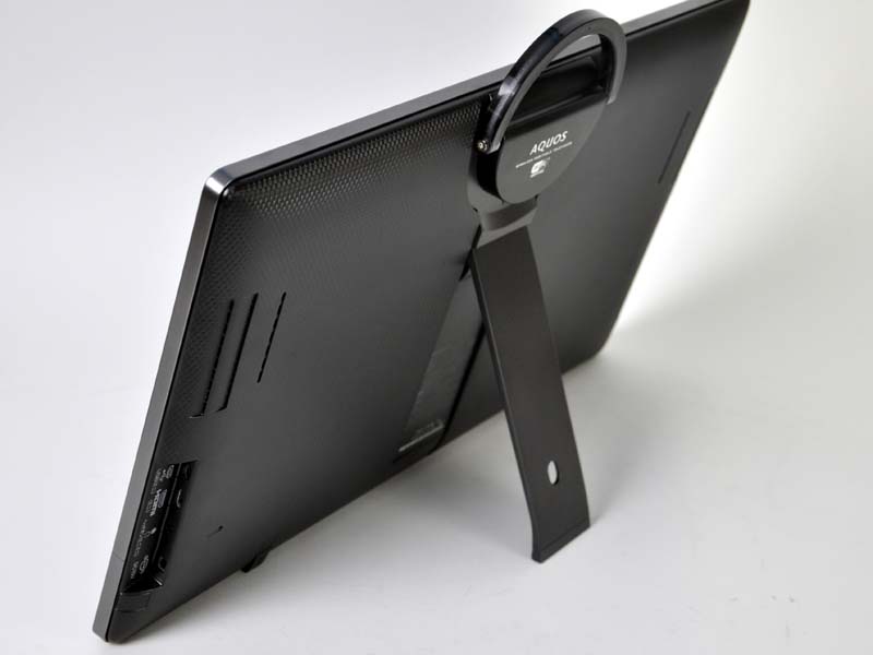 背面は金属筐体で、放熱用のスリットなどを備えている