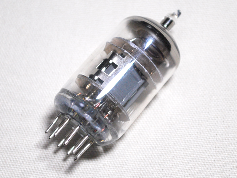 真空管の型番は記載されていないが、9ピン端子を使用していた