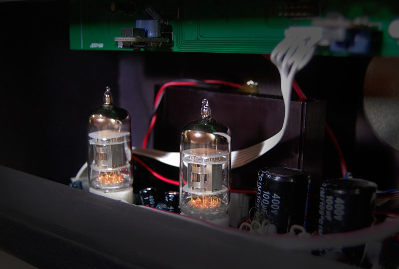 iPod用ユニットのドライブには、真空管とICを組み合わせたハイブリッドアンプを使っている