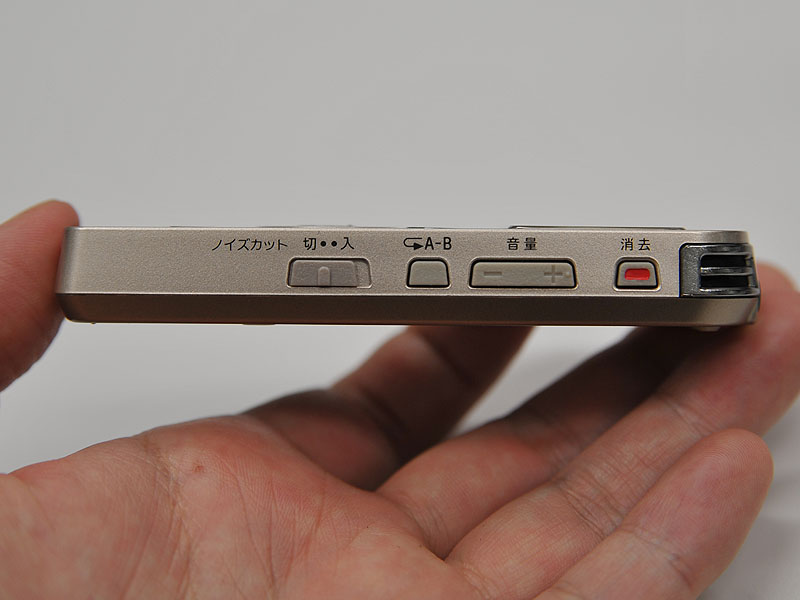 側面。厚さは13.7mm