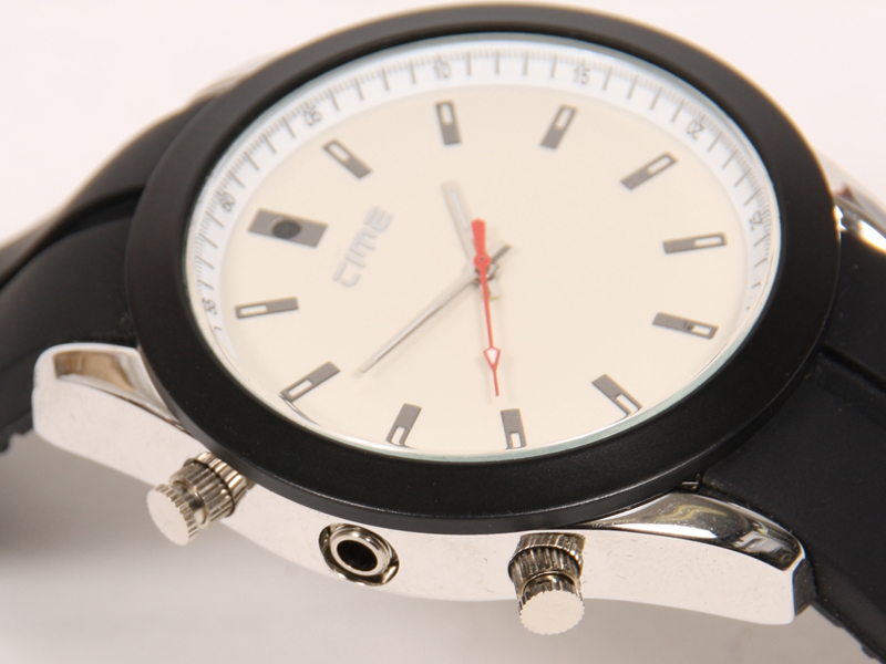 左側面には両端のモード切替ボタンと、接続ポートを装備