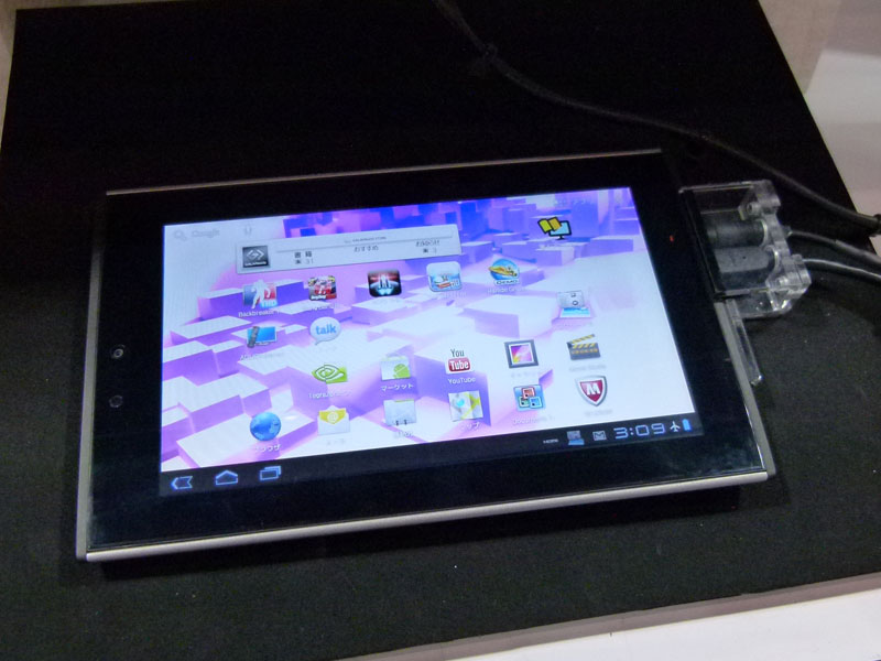 シャープブースに展示されていたイー・モバイルで販売されている7型液晶搭載GALAPAGOS「A01SH」