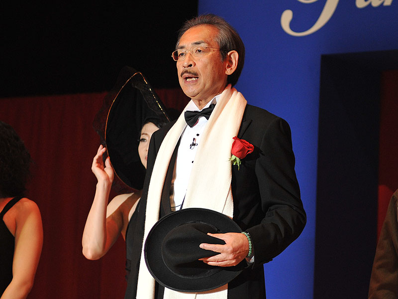 鈴木順一郎代表取締役はゴッドファーザーの衣装で登場