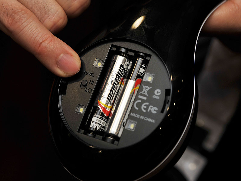 単4電池2本をハウジングの内側に搭載する。ゲインの切り替えスイッチもここに配置