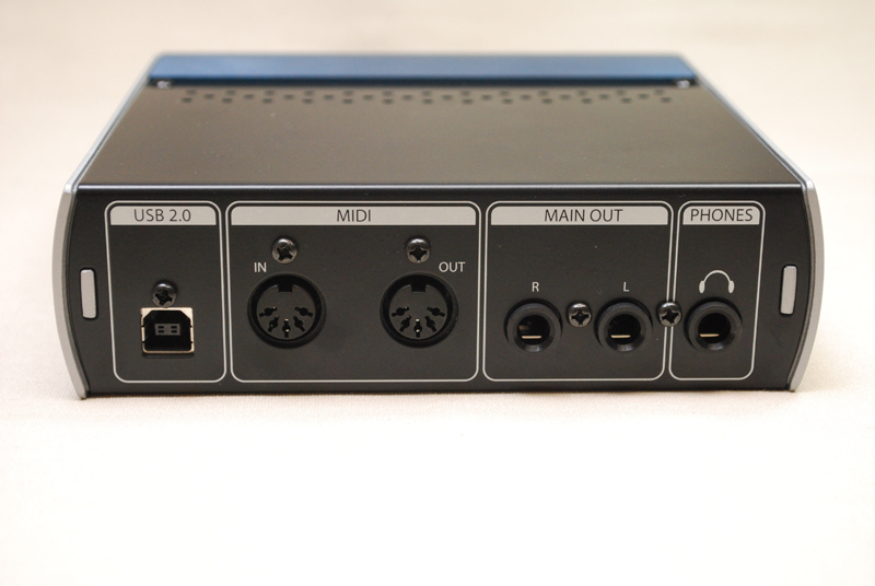 リアは右からヘッドフォン出力、メイン出力のL/R、MIDI入出力、USB端子